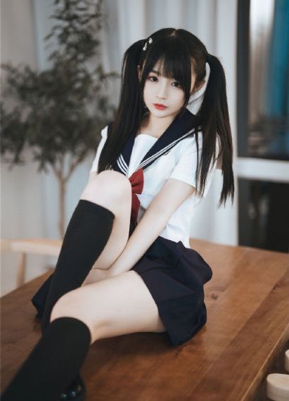 丰满双乳秘书被老板狂揉