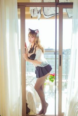 女警丰满的双乳